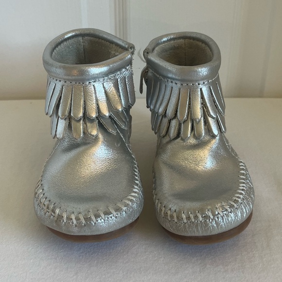 Minnetonka Toddler Double Fringe Side Zip Moccasin Boots Metallic Silver - Picture 3 of 8